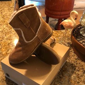 Ugg Catica size 7 short boots NIB